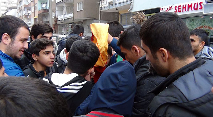 Galatasaray'a Diyarbakır'da taşlı saldırı